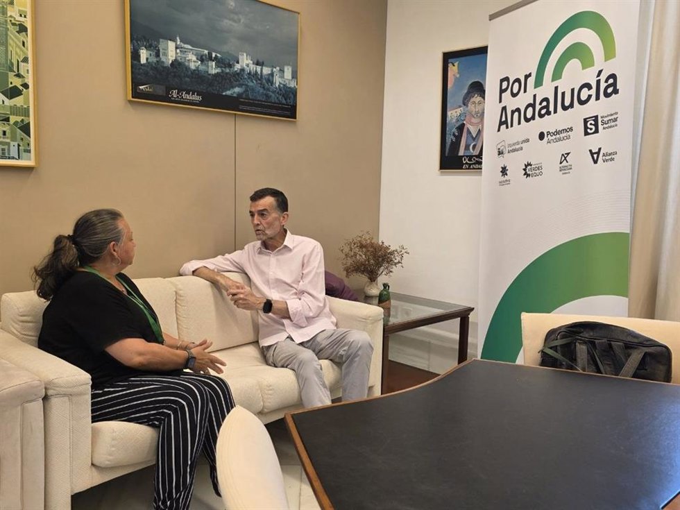 El portavoz del grupo parlamentario Por Andalucía, Antonio Maíllo, en una reunión con la asociación ConELA Andalucía.