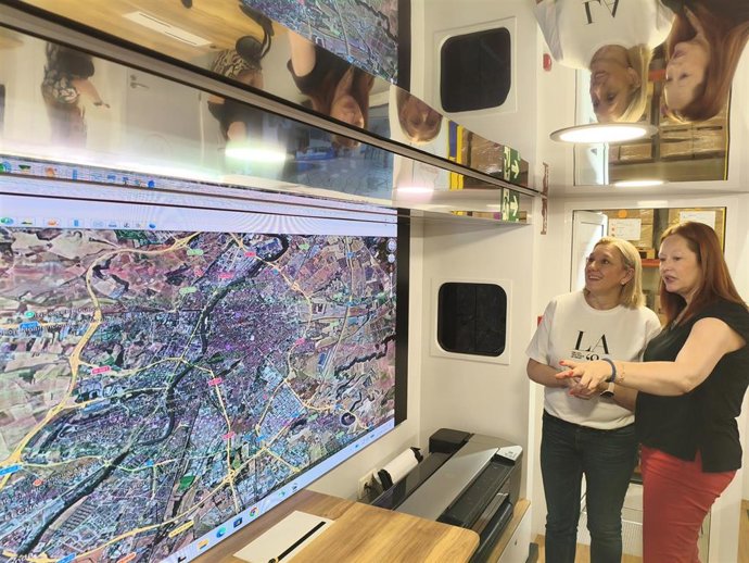 La vicepresidenta segunda de la Junta, Isabel Blanco, junto a la directora general de Protección Civil, Irene Cortés, durante su visita al nuevo puesto de mando avanzado en la Unidad de Apoyo Logístico en Emergencias (UALE) en Valladolid.
