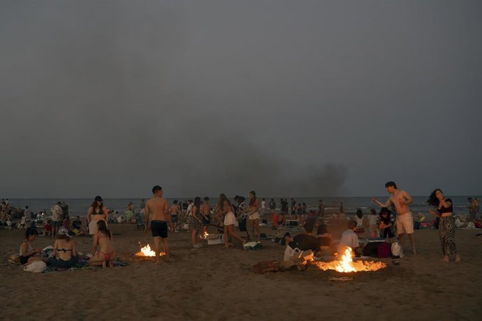 Archivo - Hogueras durante la noche de San Juan, en la playa de la Malvarrosa, a 23 de junio de 2023, en Valencia, Comunidad Valenciana (España). 