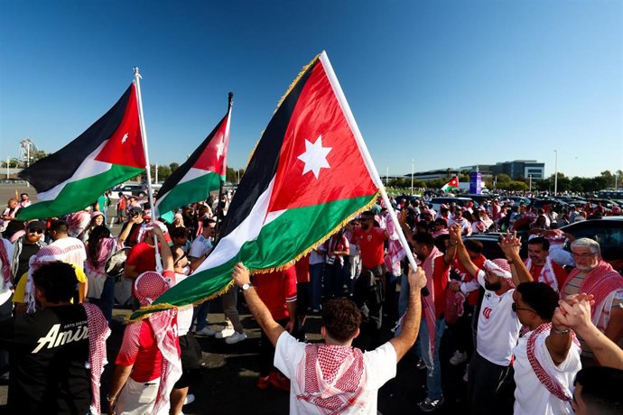 Aficionados de Jordania antes del partido contra la selección de Argelia en el Mundial de Fútbol de 2026, celebrado en el San Francisco Bay Area Stadium de Santa Clara, California (archivo)