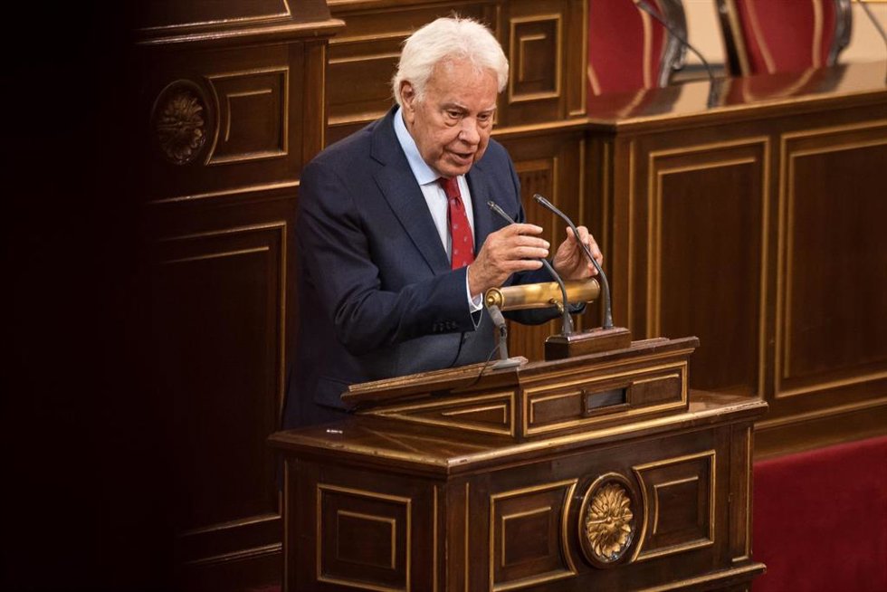 Archivo - El expresidente del Gobierno Felipe González, durante la presentación del libro ‘El Rey’ de Manuel García-Pelayo, en el Senado, a 25 de febrero de 2026, en Madrid (España).
