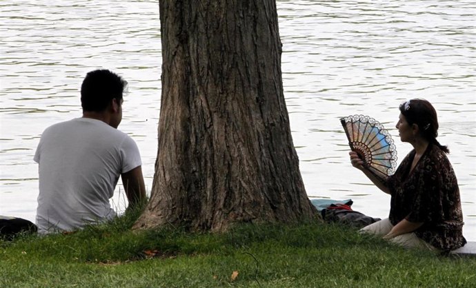Archivo - Sol, calor, temperaturas, buen tiempo, refrescarse, abanico
