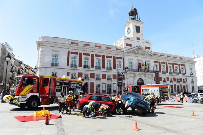 Efectivos de bomberos durante una maniobra de rescate con motivo del XX Encuentro Nacional de Rescate en Accidentes de Tráfico y Trauma (ENRATT 26), en la Puerta del Sol, a 23 de junio de 2026, en Madrid (España).