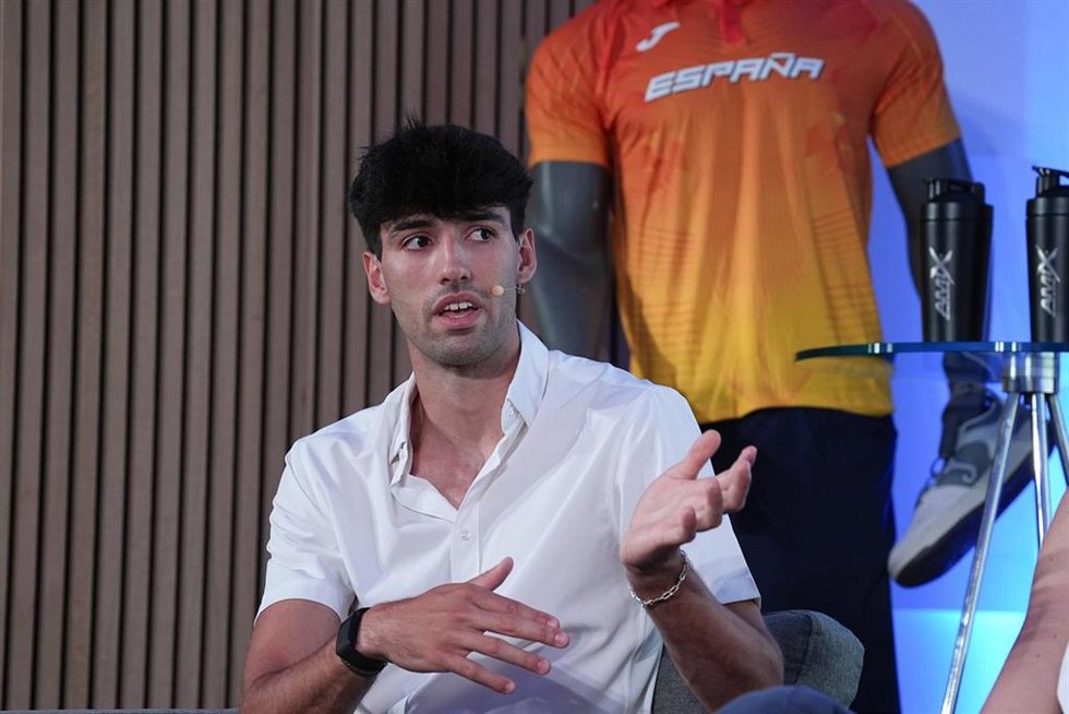El atleta madrileño Abel Jordan en los Desayunos Deportivos de Europa Press, en el que estuvieron también el presidente de la Real Federación Española de Atletismo (RFEA), Raúl Chapado, y la también velocista Blanca Hervás.