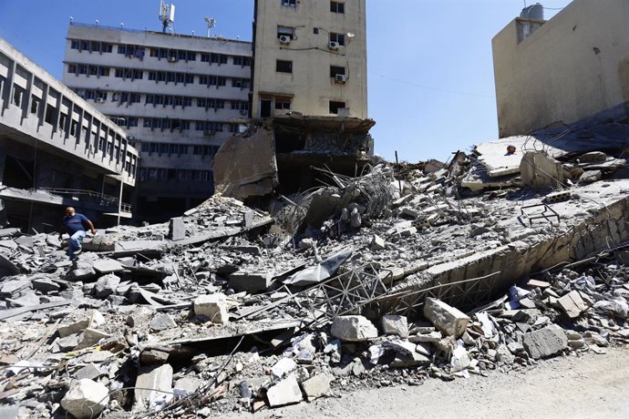 20 de junho de 2026, Distrito de Nabatieh, Sul do Líbano, Líbano: Moradores e funcionários municipais inspecionam a destruição generalizada em Nabatieh, no sul do Líbano, após três dias de intensos ataques aéreos israelenses e combates na região vizinha d