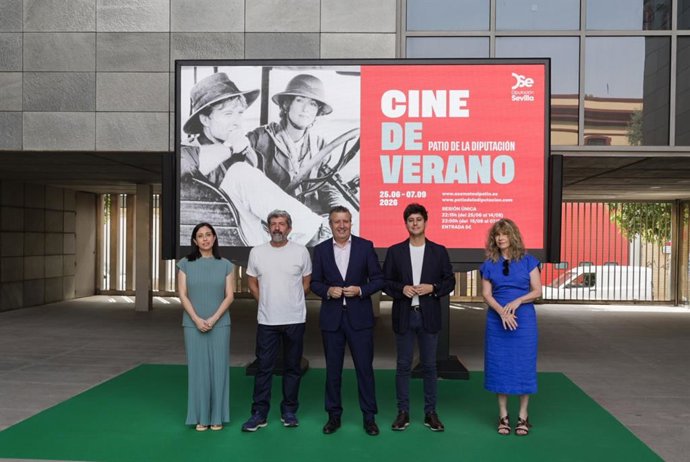El presidente de la Diputación, junto al cineasta sevillano Alberto Rodríguez y el diputado de Cultura, en la presentación de la cartelera de 'Cine de Verano en el Patio', que en esta edición proyectará 74 títulos