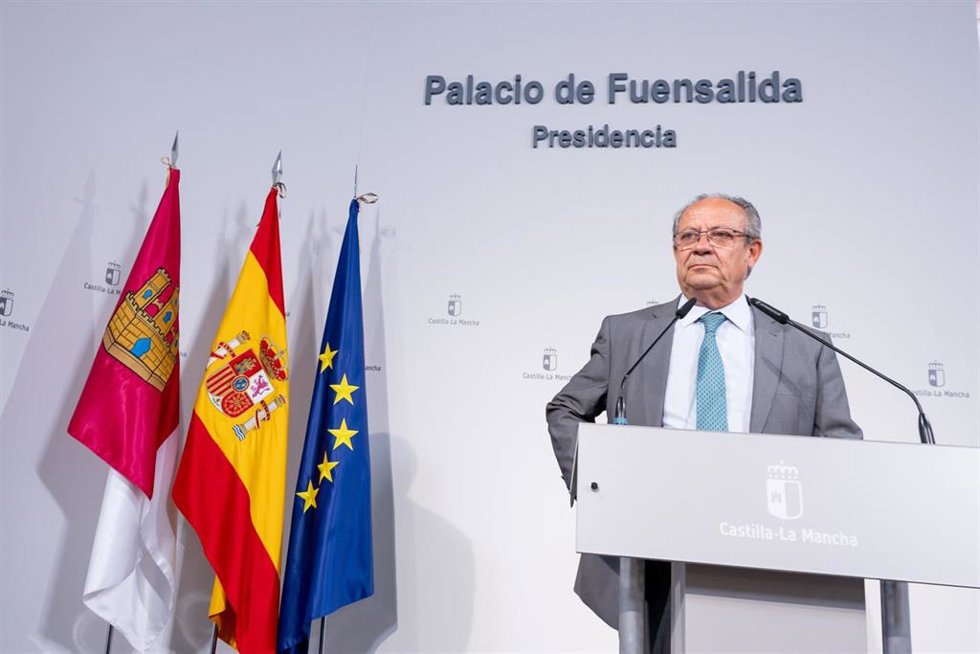 El consejero de Hacienda, Administraciones Públicas y Transformación Digital, Juan Alfonso Ruiz Molina, ha informado, en rueda de prensa, de los acuerdos del Consejo de Gobierno relacionados con su departamento, en el Palacio de Fuensalida.