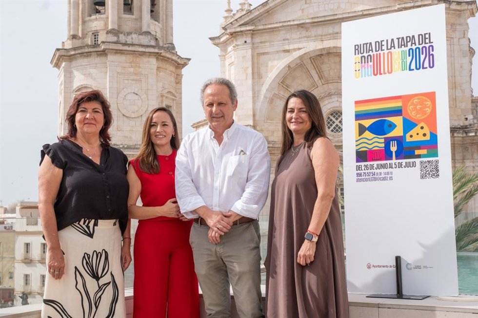La concejala de Políticas de Inclusión y LGTBI en el Ayuntamiento de Cádiz, Virginia Martín, el presidente de Cádiz Centro Comercial Abierto, José Amaya, y la gerente de la entidad, Yolanda Pérez Ríos.
