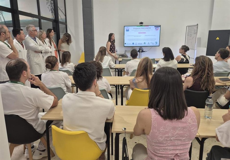 Sesión clínica hospitalaria sobre el proyecto 'Precancer' en el Hospital Universitario Torrecárdenas de Almería.