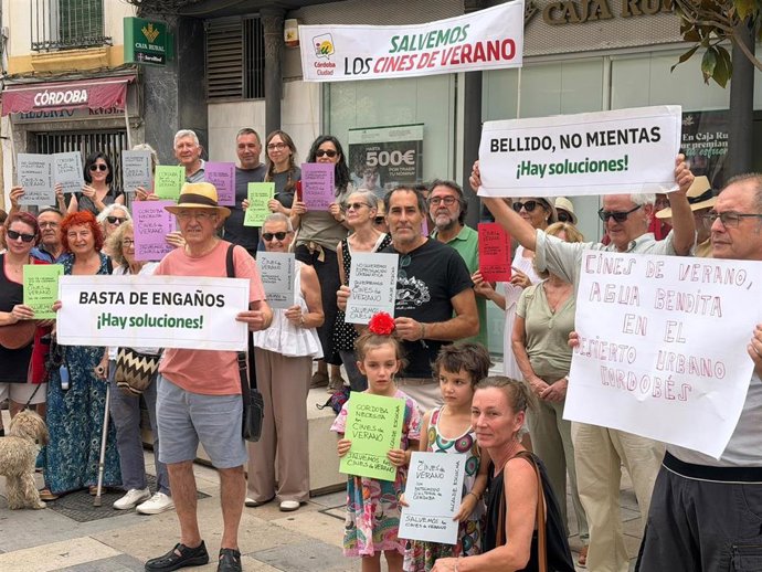 Concentración convocada por IU para reclamar al gobierno municipal del PP la compra de los cines de verano para garantizar su futuro.