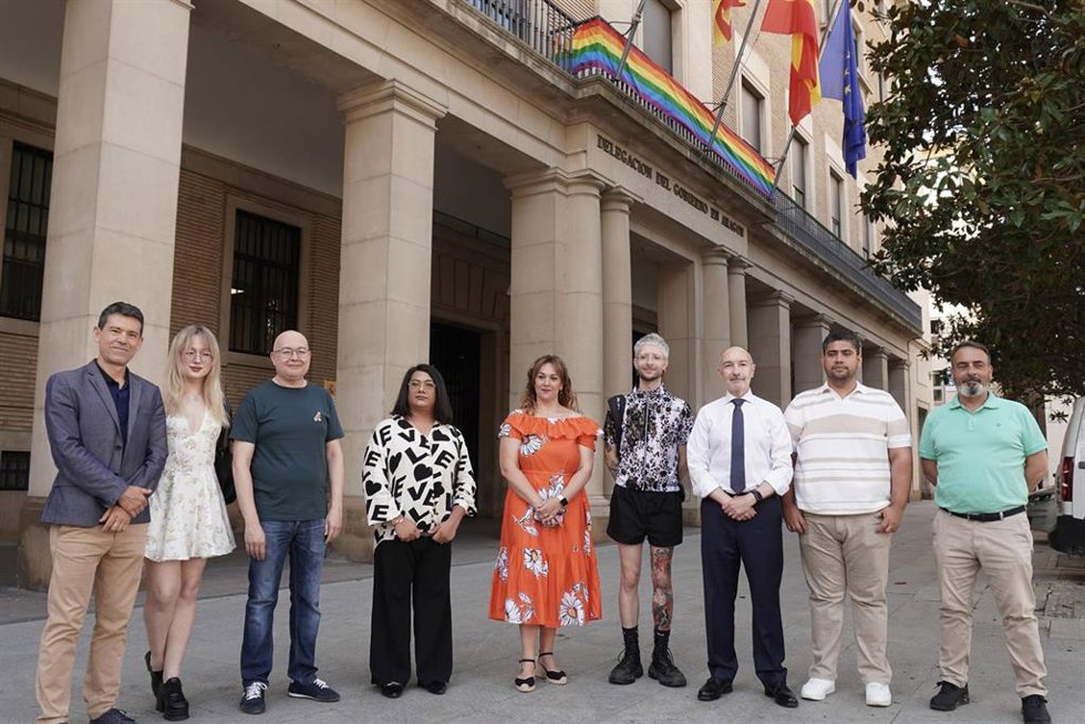 La Delegación del Gobierno en Aragón cuelga la bandera arcoíris por el Orgullo LGTBI+.