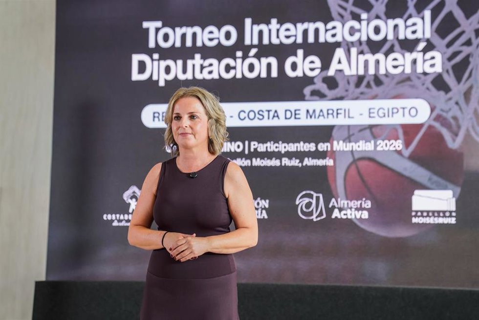La diputada de Deportes, Vida Saludable y Juventud de Almería, María Luisa Cruz, durante la presentación del Torneo Internacional Diputación de Almería de Baloncesto U17 femenino.