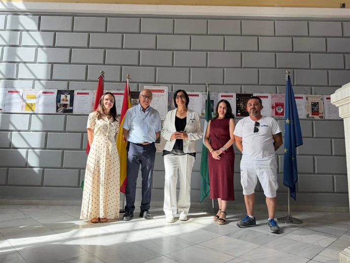 La delegada de Desarrollo Educativo en Granada, María José Martín, y el gerente provincial de la Agencia Pública Andaluza de Educación (APAE), José Antonio Toribio, han visitado las obras de mejora y conservación que se llevan a cabo en el centro.