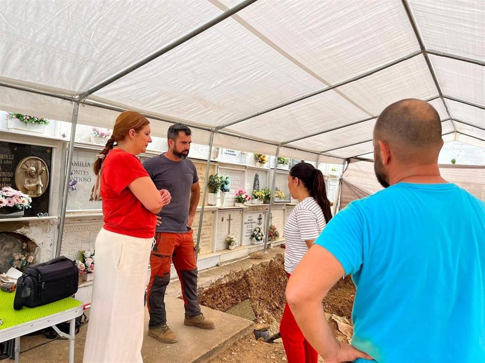 La alcaldesa de Valverde del Camino, Syra Senra, visita los trabajos de exhumación de restos de víctimas del franquismo.