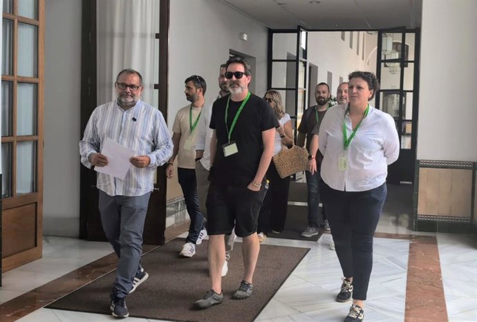 El diputado de Por Andalucía por Granada, Rafael Sánchez Rufo, ha comparecido junto al comité de empresa de Metro de Granada tras mantener diversos encuentros con la representación de la plantilla y recoger sus reivindicaciones laborales.
