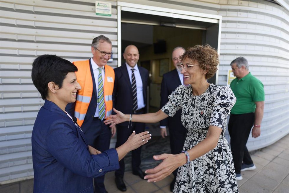 La presidenta Chivite junto a Raquel Balda, directora gerente de KWD España, a su llegada a la empresa.