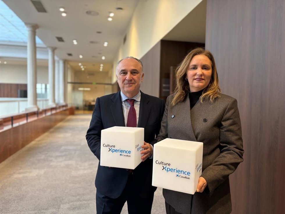 Juan Ignacio Zafra, director territorial de CaixaBank en Andalucía, y Marta Velasco, presidenta de la Academia de Cine de Andalucía