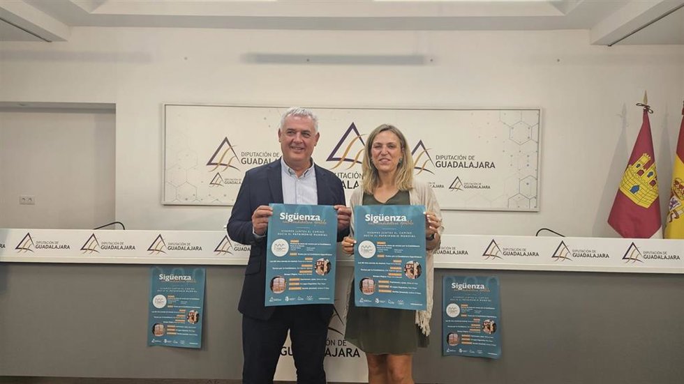 El presidente de la Diputación de Guadalajara, José Luis Vega, y la alcaldesa de Sigüenza, María Jesús Merino.