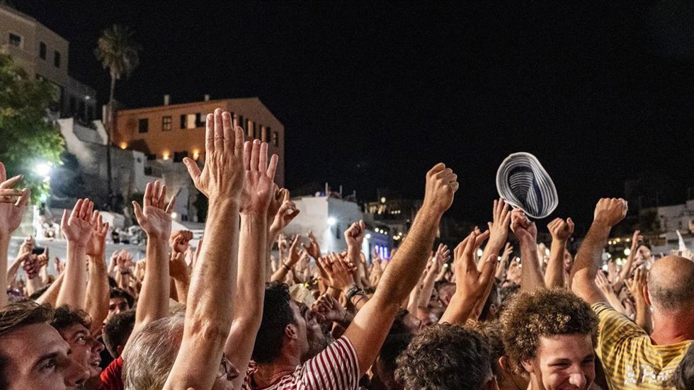 Archivo - Decenas de personas durante los Jocs des Pla en Ciutadella durante las Fiestas de Sant Joan, a 23 de junio de 2025, en Menorca