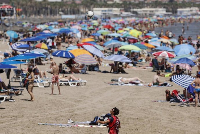 Archivo - Bañistas disfrutan en la Playa de la Malvarrosa.