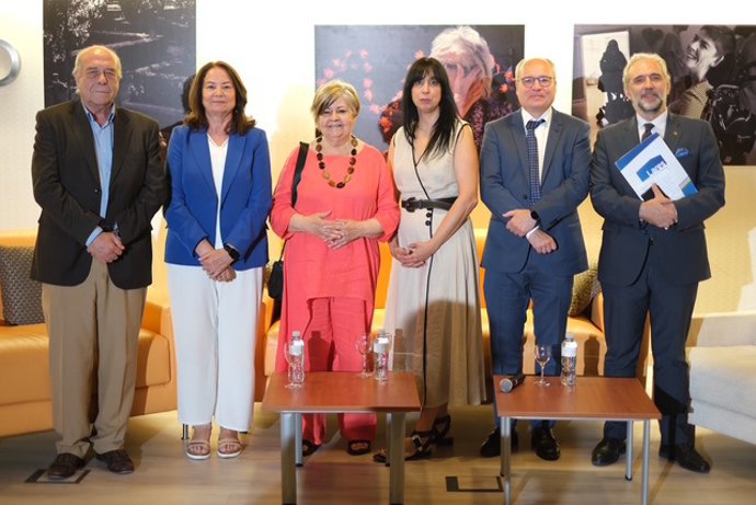 Primera sesión 'Vulnerabilidad, fragilidad y dependencia en la vejez'. De izquierda a derecha: José Luis Fernández Santillana, Sabina Camacho, Pilar Rodríguez, Ana Bedia, Francisco José Tarazona y José Luis Pareja