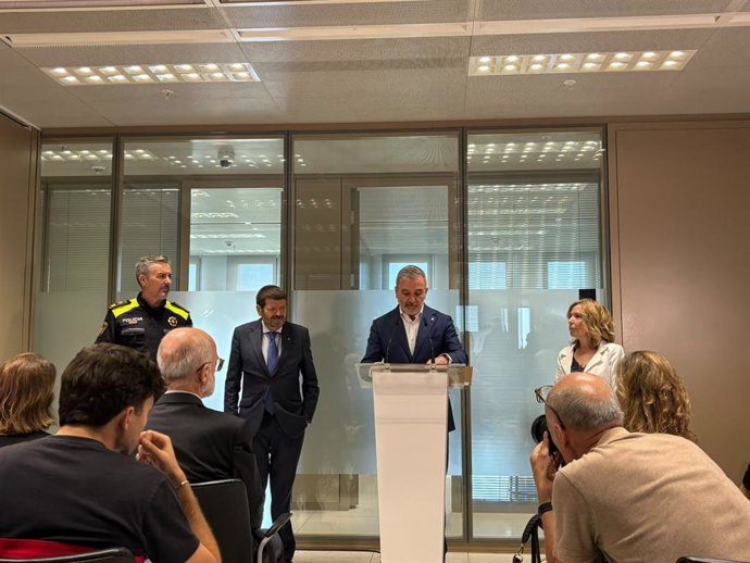El alcalde de Barcelona, Jaume Collboni, acompañado de la fiscal jefa provincial de Barcelona, Neus Pujal; el tercer teniente de alcalde de Seguridad, Albert Batlle, y el jefe de la Guàrdia Urbana, el intendente Pedro Velázquez