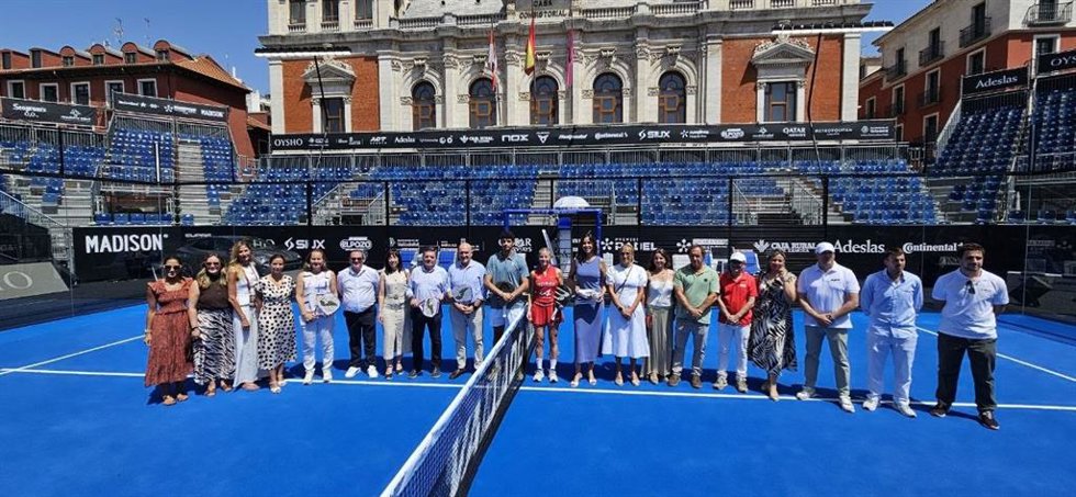El alcalde de Valladolid, Jesús Julio Carnero, junto al consejero de la Presidencia, Luis Miguel González Gago, en la presentación del Oysho Valladolid Premier Padel P2 2026 con los padelistas Arturo Coello y Alejandra Salazar