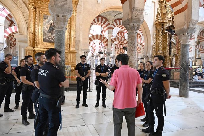 Los nuevos agentes de la Policía Local durante la visita a la Mezquita-Catedral de Córdoba.