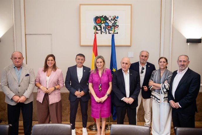 La ministra de Deportes, Milagros Tolón (centro), y el presidente de ADESP, José Hidalgo; el secretario general Vicente Martínez; los vicepresidentes Carmelo Paniagua, Francisco Gómez y Carmen Ocete; y Asunción Loriente, de Comisión Mujer y Deporte.