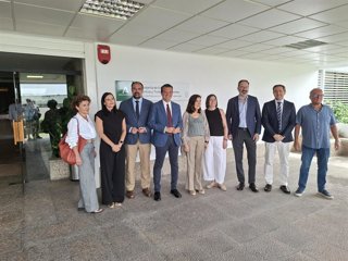 Rocío Blanco (centro), junto al resto de autoridades ante el Centro de Prevención de Riesgos Laborales de Córdoba.