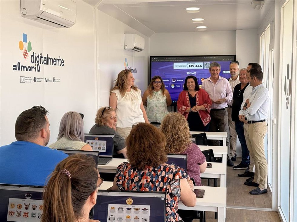 Responsables de la Diputación de Almería y del Ayuntamiento de Turrillas visitan un aula móvil del proyecto 'Digitalmente Almería'.