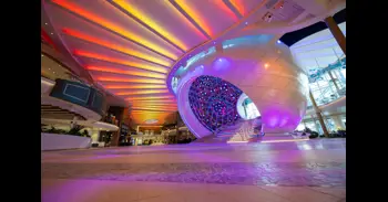 El crucero con el parque acuático más grande del mundo, tirolina al vacío y piscina suspendida llega a España