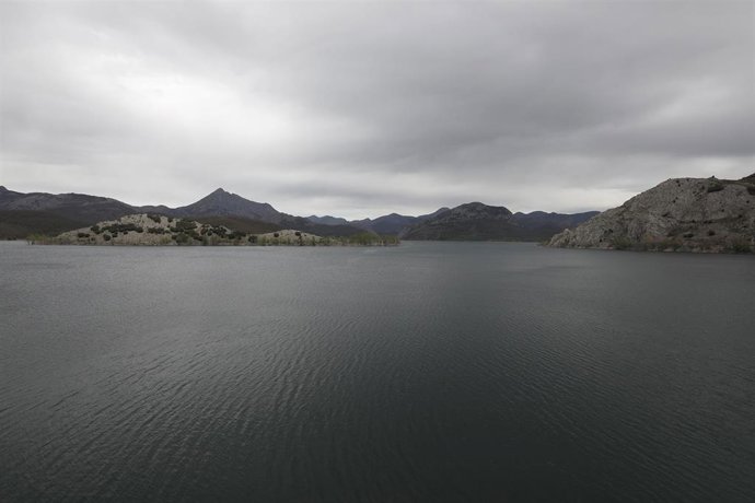 Archivo - Vista del embalse del río Porma, en la provincia de León.
