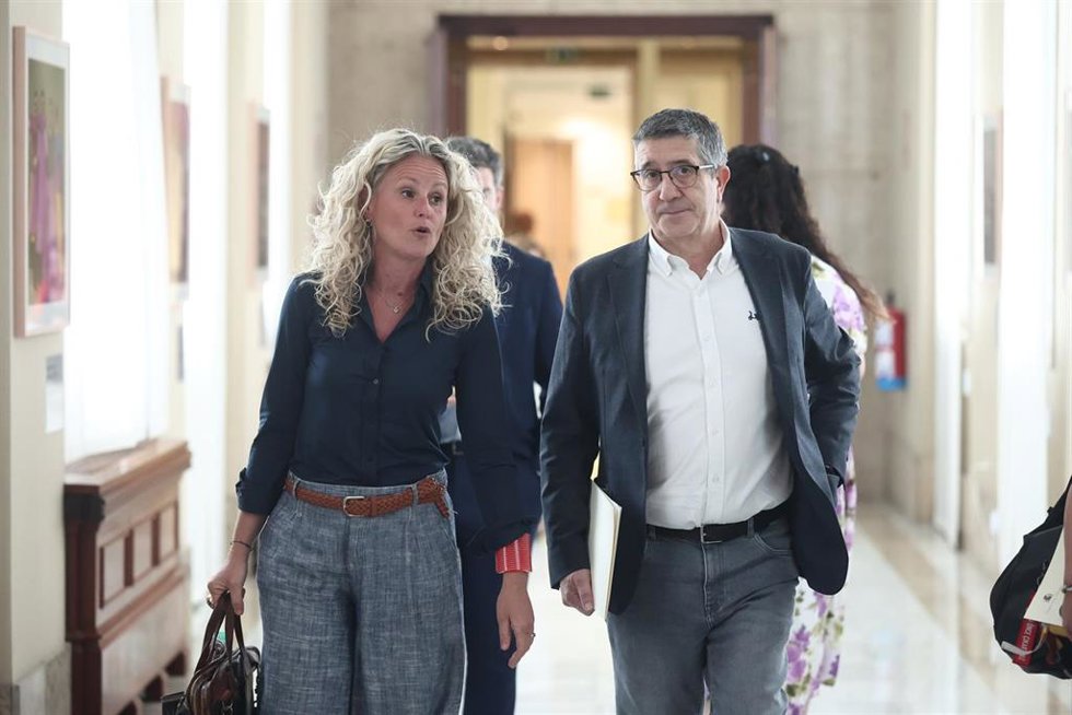 La diputada del PSOE Montse Mínguez y el portavoz del PSOE en el Congreso, Patxi López, a su llegada a la Junta de Portavoces en el Congreso de los Diputados, a 23 de junio de 2026, en Madrid (España).
