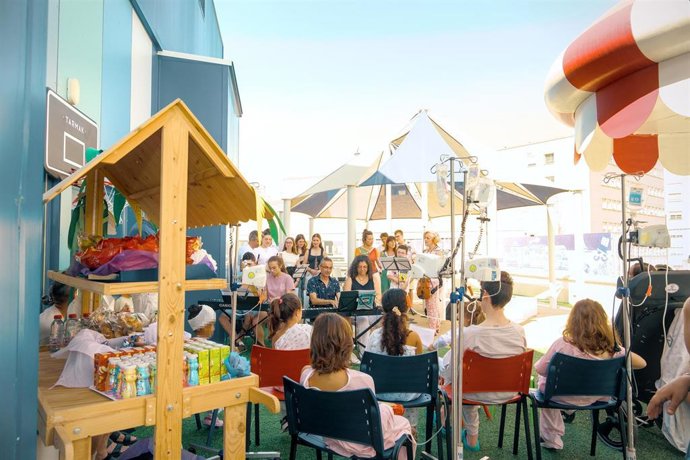 Menores participan en la Escuela del Hospital Infantil del Virgen del Rocío