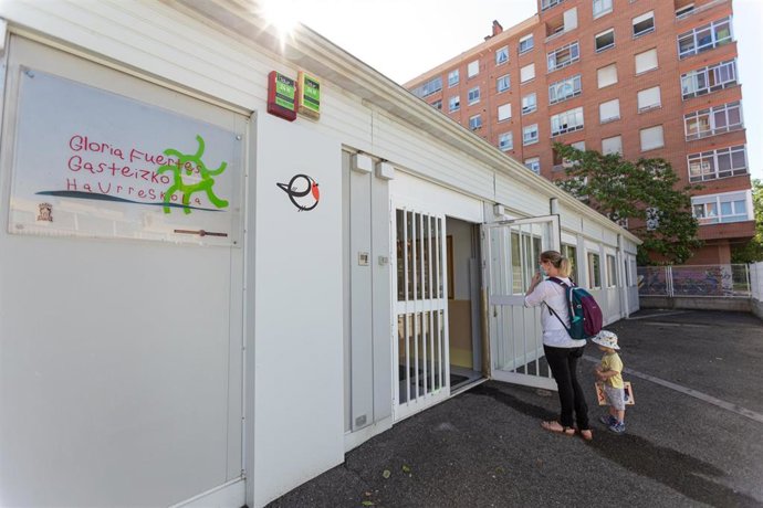 Archivo - Un niño pequeño entra por la puerta hacia el interior de las instalaciones de una guardería de Vitoria-Gasteiz
