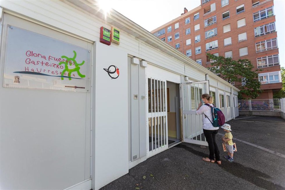 Archivo - Un niño pequeño entra por la puerta hacia el interior de las instalaciones de una guardería de Vitoria-Gasteiz