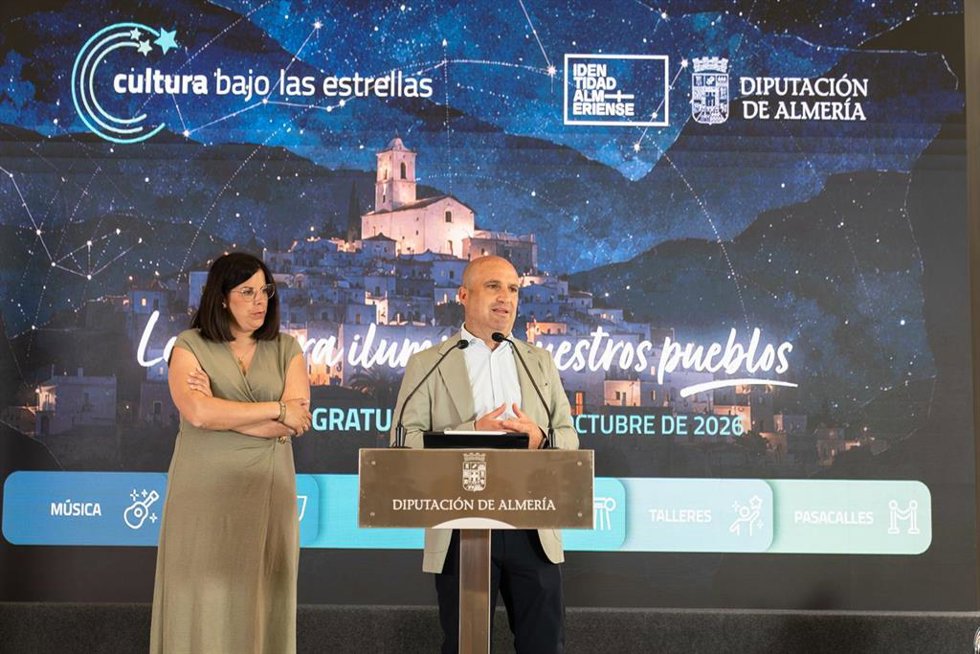 El presidente de la Diputación de Almería, José Antonio García Alcaina, y la diputada de Cultura, Cine e Identidad Almeriense, Almudena Morales, durante la presentación de la marca 'Identidad Almeriense'.