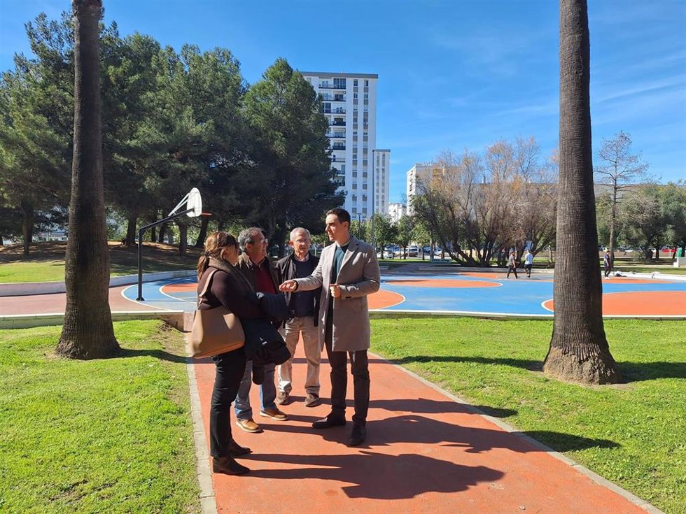 El teniente de alcaldesa de Coordinación de Servicios Públicos en el Ayuntamiento de Jerez, Jaime Espinar, junto a representantes vecinales de la barriada de La Plata.