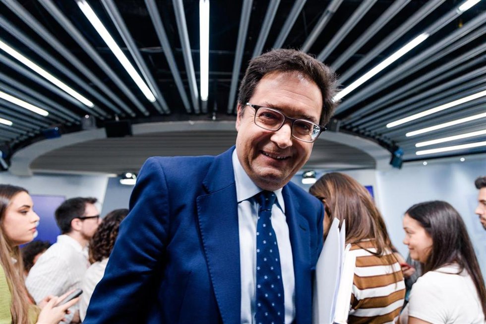 El ministro para la Transformación Digital y de la Función Pública, Óscar López, a su salida de la rueda de prensa posterior al Consejo de Ministros, en el Palacio de la Moncloa, a 26 de mayo de 2026, en Madrid (España). El Consejo de Ministros aprueba el