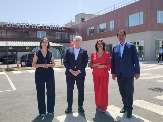 El consejero de Vivienda, Fomento, Logística y Cohesión Territorial, Octavio López; la alcaldesa Emma Buj, el director Alejandro Ibrahim y la delegada territorial del Gobierno de Aragón en Teruel, Rosa María Sánchez.