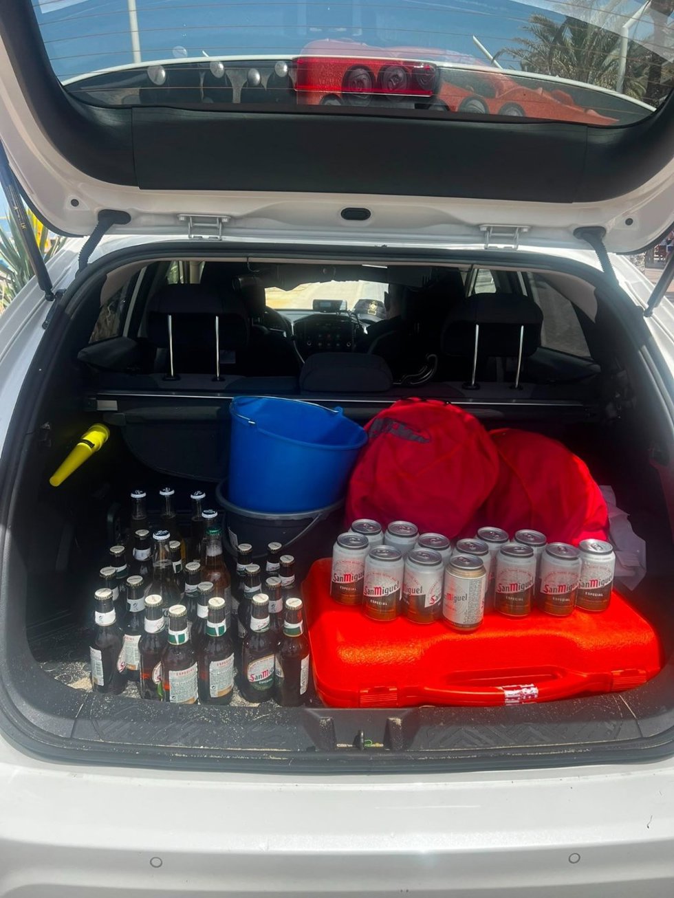 La Policía Local Disuelve Dos Botellones En La Playa De Palma E Interviene 140 Bebidas Alcohólicas