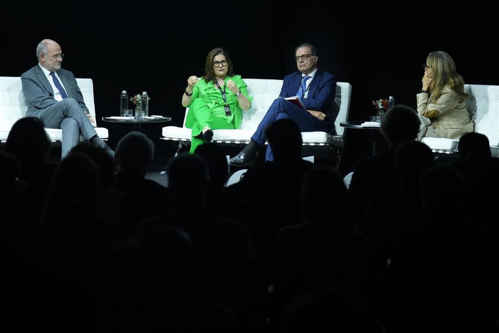 El conseller de Unión Europea y Acción Exterior de la Generalitat de Catalunya, Jaume Duch Guillot, la consultora y analista política, Gemma Calvet, el socio fundador de M&A Fusiones y Adquisiciones, Jordi Alberich, y la directora de diari ARA, Esther Ver