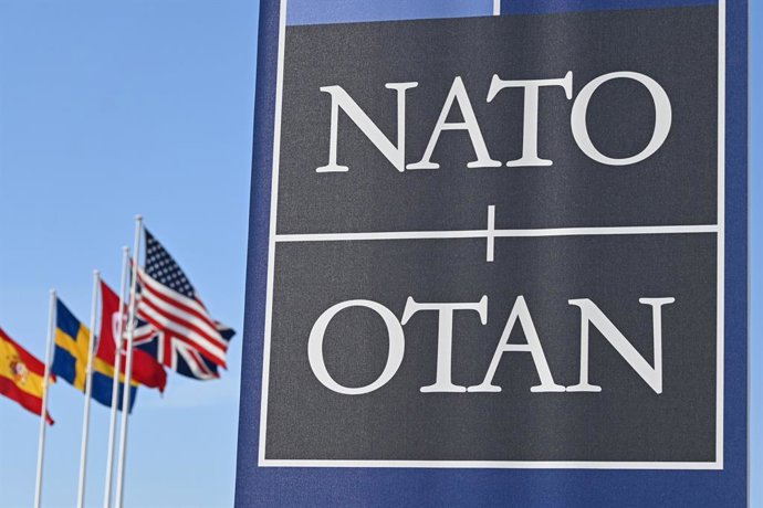 Archivo - SYMBOL - 03 April 2025, Belgium, Brüssel: The NATO emblem is seen next to the NATO headquarters in Brussels. Photo: Anna Ross/dpa
