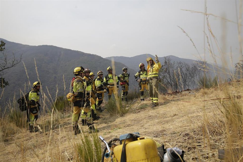 Archivo - Varios trabajadores de extinción de incendio tratan de extinguir el fuego, a 19 de agosto de 2025, en Palacios de Compludo (León).