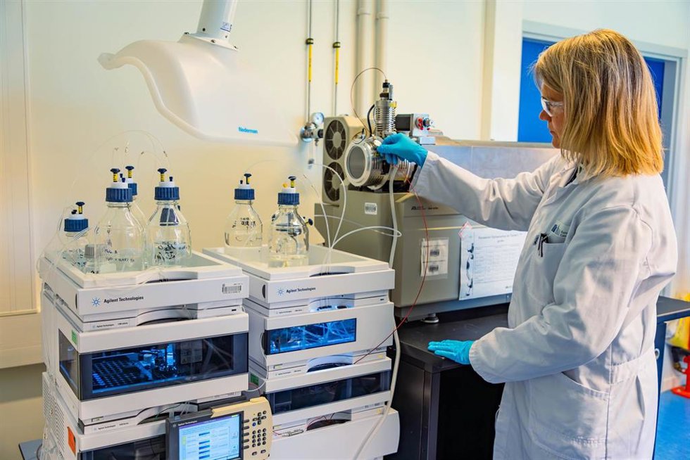 Archivo - Una investigadora trabaja con equipos en un laboratorio científico.