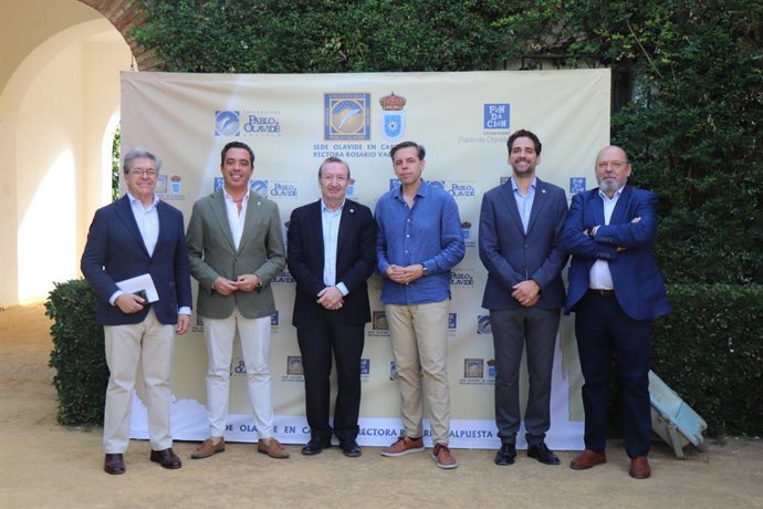 Los asistentes a la inauguración del curso 'La profesionalidad en el flamenco: claves legales, fiscales y de comunicación para artistas', en el marco de los cursos de verano de la Universidad Pablo de Olavide en su sede de Carmona-Rosario Valpuesta
