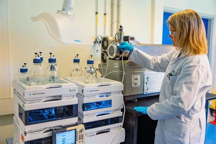 Archivo - Arquivo - Uma pesquisadora trabalha com equipamentos em um laboratório científico.