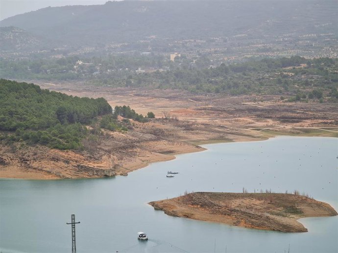 Archivo - El embalse de Entrepeñas perdió 11,91 hectómetros, mientras el de Buendía descendió en 8,81.