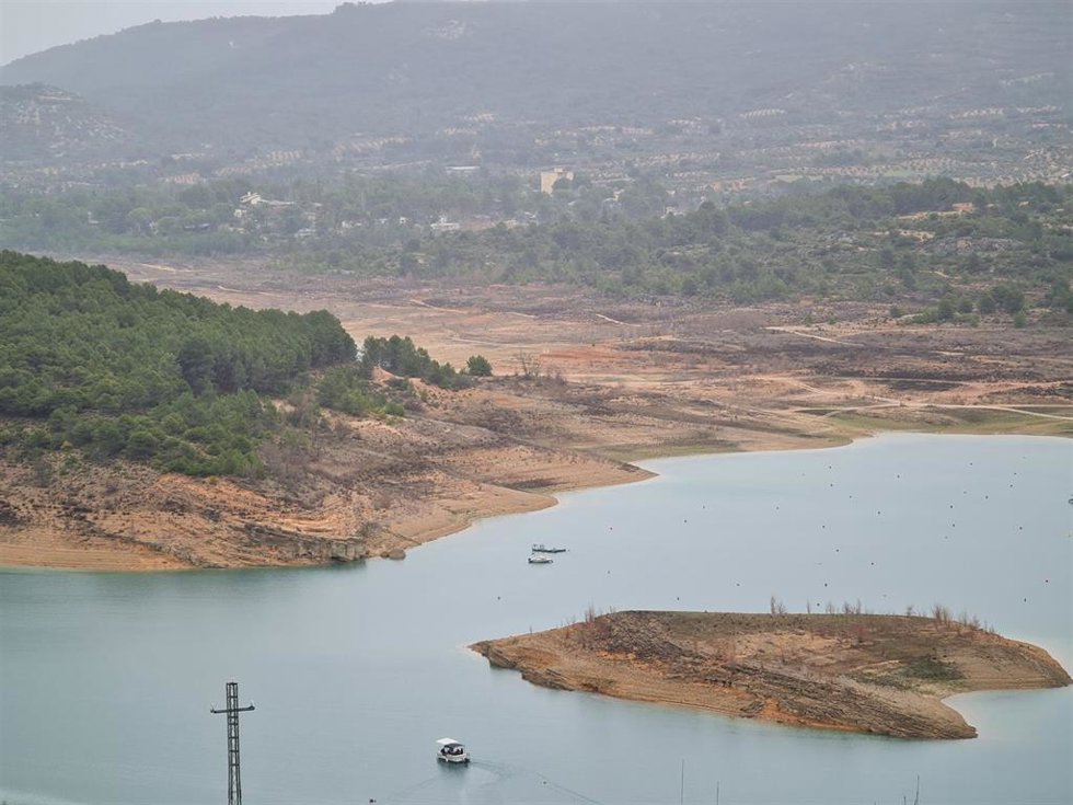 Archivo - El embalse de Entrepeñas perdió 11,91 hectómetros, mientras el de Buendía descendió en 8,81.